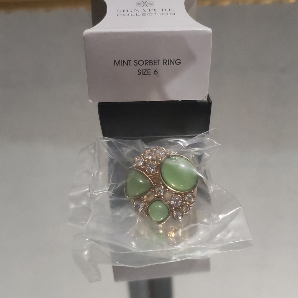 NIB Avon Gold tone ring